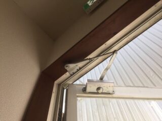 通路のドアが　バーンとしまる。