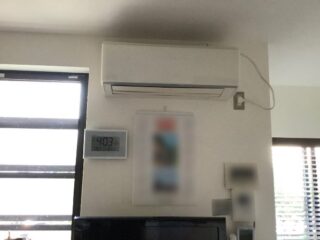 組み立て式の家具を組み立て
