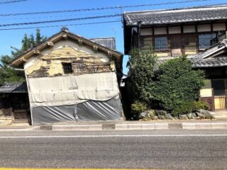 倒壊しそうな家