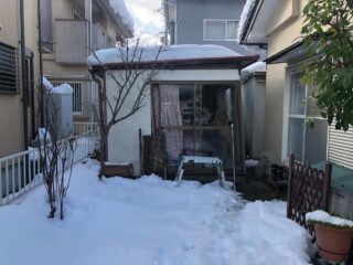倒壊しそうなプレハブ倉庫の除雪
